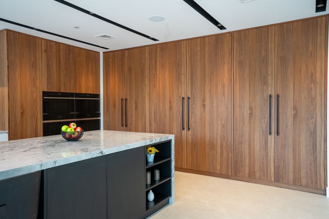 Contrasting Elegance:Walnut, White, and Black in a Modern Kitchen